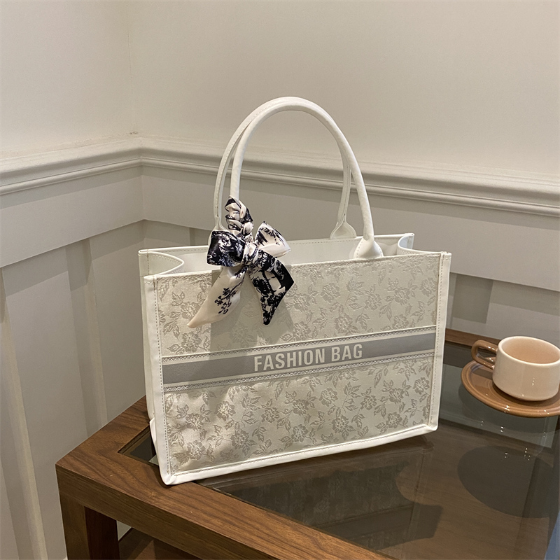 Leatherwork Letters - Luxe elegante dames handtas met geborduurd